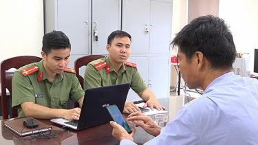 Cán bộ, chiến sỹ Phòng An ninh mạng và phòng, chống tội phạm sử dụng công nghệ cao Công an tỉnh Yên Bái tiếp nhận tin báo tố giác từ người dân.